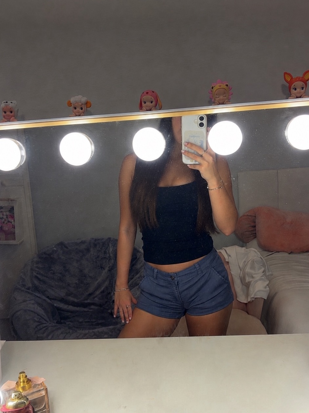 Hollister Grey Low-Rise Mini Shorts – Size 23W / 00